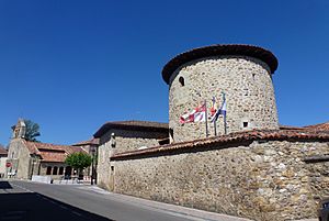 Archivo:Torreón medieval fortificado que restaurado acoge actualmente al Ayuntamiento