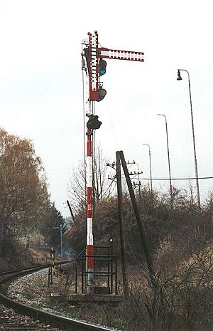 Archivo:Two-arm railway signal