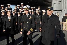 Archivo:US Navy 090109-N-7656T-060 Capt. Kevin E. O-Flaherty-- commanding officer of the aircraft carrier USS George H.W. Bush -CVN 77- --escorts former President George H.W. Bush