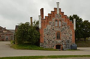 Archivo:Vecgulbene manor buildings 01