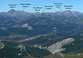 Vistas desde el pico Tres Mares hacia la Montaña Palentina.jpg