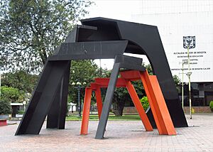 Archivo:2019 Bogotá - Caracol en crecimiento ilimitado, escultura de Eduardo Ramírez Vilamizar. Bogotá, avenida El Dorado