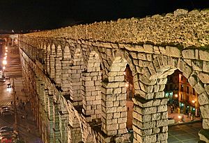 Archivo:Acueducto Segovia noche