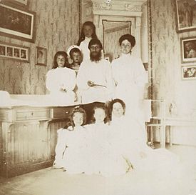 Archivo:Alexandra Feodorovna with Rasputin, her children and a governess