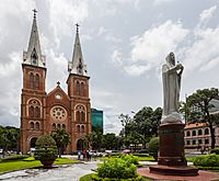 Archivo:Basílica de Nuestra Señora, Ciudad Ho Chi Minh, Vietnam, 2013-08-14, DD 03