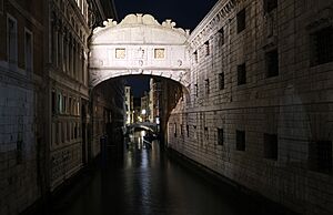 Archivo:Bridge of Sighs sea facade night 2
