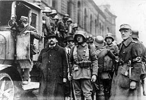 Archivo:Bundesarchiv Bild 146-2007-0003, Soldaten bei der Verhaftung von Stadträten
