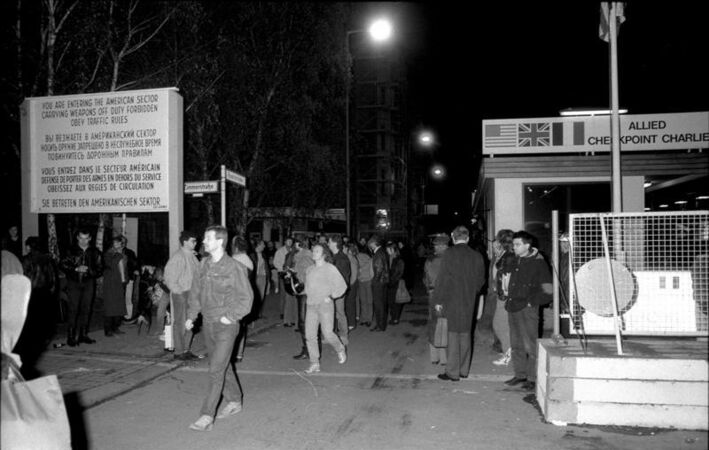 Bundesarchiv Bild 183-1989-1110-018, Berlin, Checkpoint Charlie, Nacht des Mauerfalls