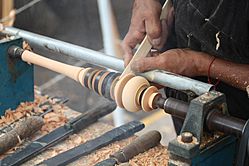 Archivo:Detalle del proceso de elaboración de un molinillo de madera en torno