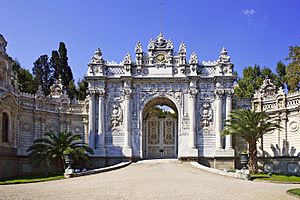 Archivo:Dolmabahce Tor-2008-31-07