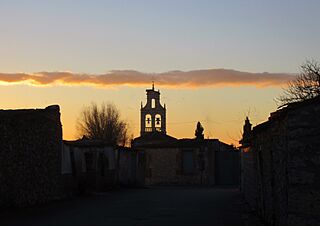 Espadaña de la iglesia de Escarabajosa de Cuéllar (Segovia).jpg
