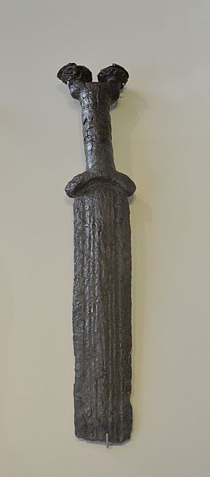 Archivo:Espada ibera de antenas de la Necrópolis de Villaricos - M.A.N