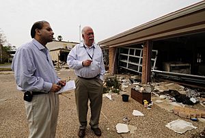 Archivo:FEMA - 38586 - Small Business Administrators Survey Hurricane Ike Damage