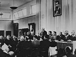Archivo:Flickr - Government Press Office (GPO) - David Ben Gurion reading the Declaration of Independence