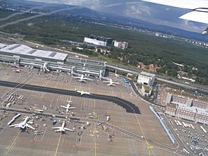 Archivo:Frankfurt airport terminal 2 (during takeoff)