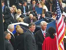 Archivo:Governor Charlie Crist on his inaugural day conversing with departing Governor Jeb Bush