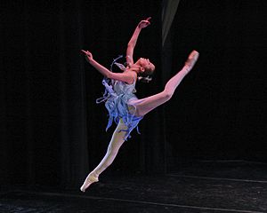 Archivo:Grace in winter, contemporary ballet