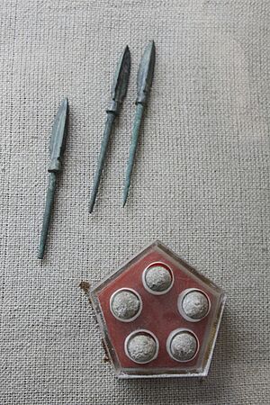 Archivo:Han Bronze Arrows & Lead Pellets (9884175776)