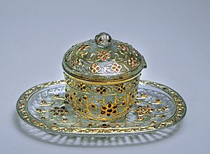 Archivo:Indian - Covered Pot and Tray with Floral Pattern - Walters 41256