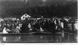 Archivo:Indian visitors attending Potlatch at Kok-wol-too village