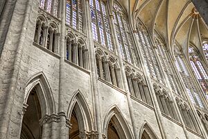 Archivo:Interior de la catedral de Beauvais