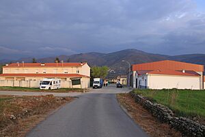 Archivo:La Granja - motorhome parked (13540400525)