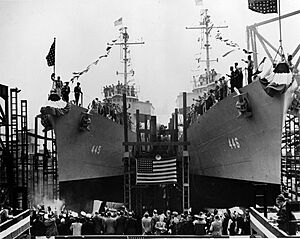 Archivo:Launch of USS Fletcher (DD-445) and USS Radford (DD-446) at Federal SB&DD in May 1942