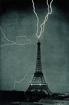 Archivo:Lightning striking the Eiffel Tower - NOAA