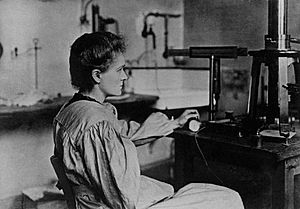 Archivo:Marie Curie in her laboratory