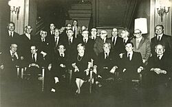 Archivo:Ministros de Estado de Eduardo Frei Montalva junto a la primera dama