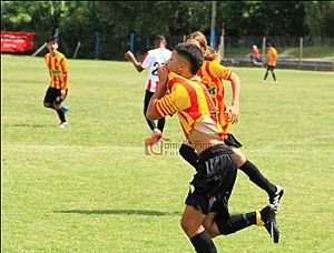 Archivo:Nahuel Miranda besando el escudo del club en un grito de gol