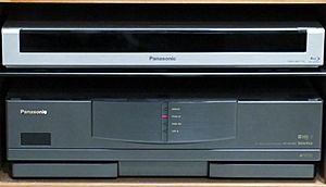 Archivo:Panasonic S-VHS and Panasonic Blu-ray