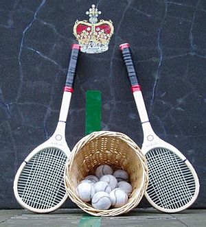 Archivo:Real-tennis-rackets-balls