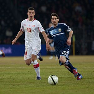 Archivo:Suisse vs Argentine - Granit Xhaka & Lionel Messi