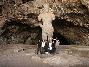 Archivo:The Colossal Statue of Shapur I