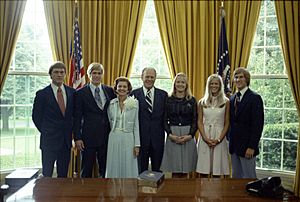 Archivo:The Ford Family in the Oval Office
