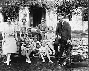 La familia Mitford en 1928; Primera fila, de izquierda a derecha, la madre Sydney Bowles, las hijas Unity, Jessica y Deborah, el padre David