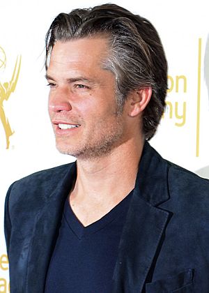 Archivo:Timothy Olyphant March 19, 2014 (cropped)