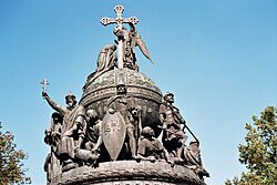 Archivo:Top of the Millennium of Russia Monument in Novgorod, 2005