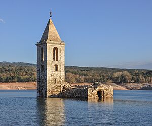 Archivo:Vilanova de Sau. Old church of Sant Romà de Sau, submerged under the waters of Sau reservoir. 11th Century and later additions (26286517166) edited