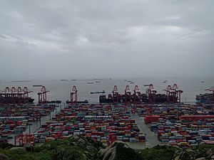 Archivo:Yangshan Port 20170923-3