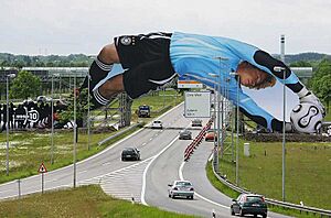 Archivo:Adidas Bridge Munich - Flickr - Arturo de Albornoz