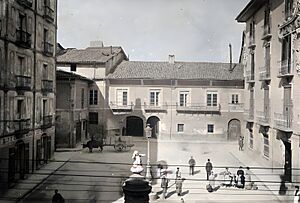 Archivo:Antigua Audiencia Territorial y Cárcel en la plaza del Consejo (Aquilino García Deán, 1910)