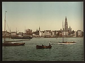 Archivo:Antwerp, Belgium, from the left bank of the Scheldt (ca. 1890-1900)