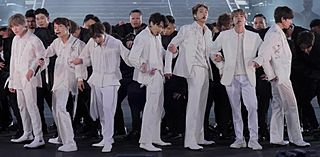 Archivo:BTS performing "Not Today" during Speak Yourself tour at MetLife Stadium, 18 May 2019 11