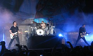 Archivo:Blink-182 2011-12-11 10
