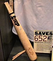 Archivo:Brett Lawrie bat broken by Mariano Rivera cutter at Baseball Hall of Fame