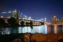 Archivo:Brooklyn Bridge at Dusk
