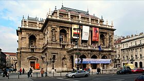 Archivo:Budapest Opera front view