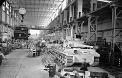 Archivo:Bundesarchiv Bild 101I-635-3965-21, Panzerfabrik in Deutschland